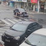 [動画0:21] バイクに衝突した車、バイクを押して現場から逃走する