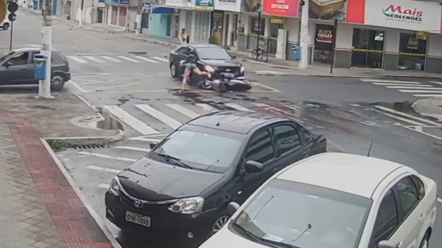 [動画0:21] バイクに衝突した車、バイクを押して現場から逃走する