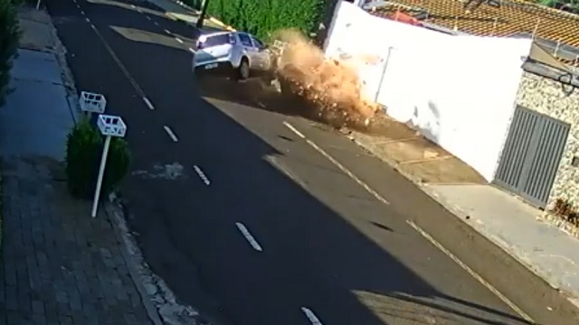 [動画0:41] 女子大生、コンテナの廃棄物を道路にぶち撒ける