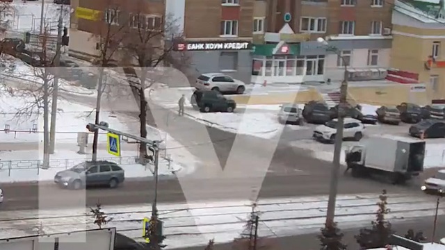 [動画0:47] トラック、坂道を後ろ向きに暴走