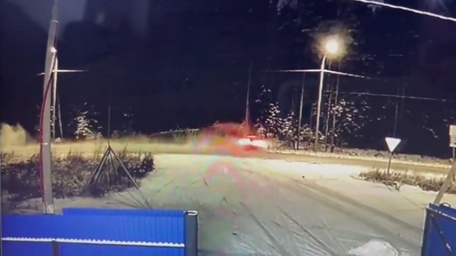 [動画0:40] 雪道で電柱に衝突、車外に投げ出されてコロコロコロ