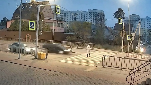 [動画0:20] 妊婦さん、車が停止してくれたので横断歩道を渡った結果・・・