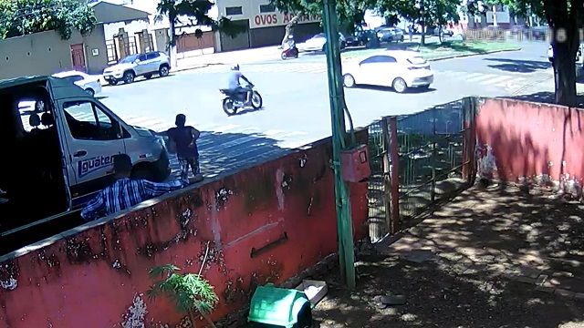 [動画0:16] バイクが脇道から出てきた車に衝突、ルーフを飛び越えていく