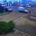 [動画0:24] 横断歩道で停止しない車、高齢女性を撥ねる