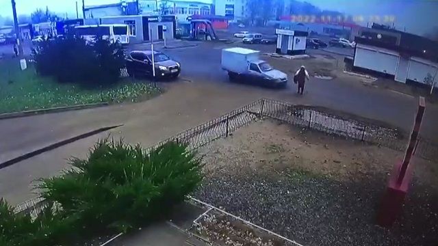 [動画0:24] 横断歩道で停止しない車、高齢女性を撥ねる