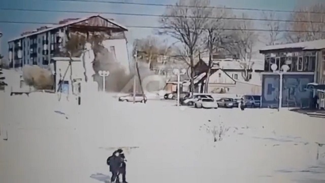 [動画0:06] ガス爆発でマンションが崩壊する瞬間をとらえた映像