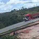 [動画1:05] 小型車が大型トラックに正面衝突、リアが浮いて押し戻される
