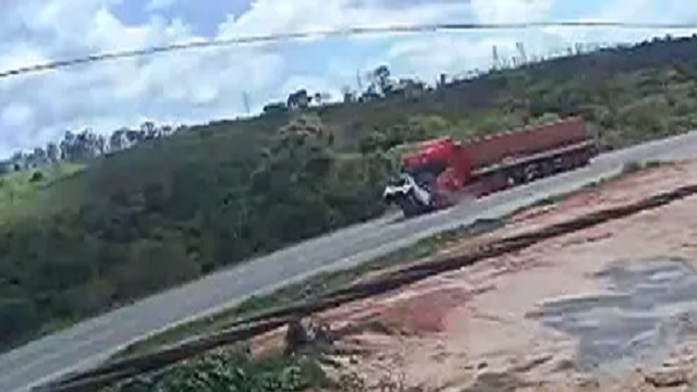 [動画1:05] 小型車が大型トラックに正面衝突、リアが浮いて押し戻される