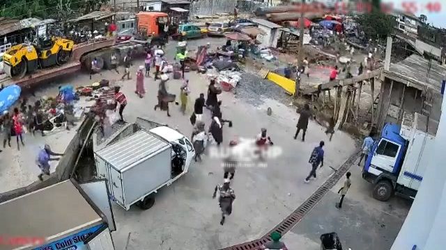 [動画1:19] 丸太を積んだトラックが暴走、逃げ惑う人々
