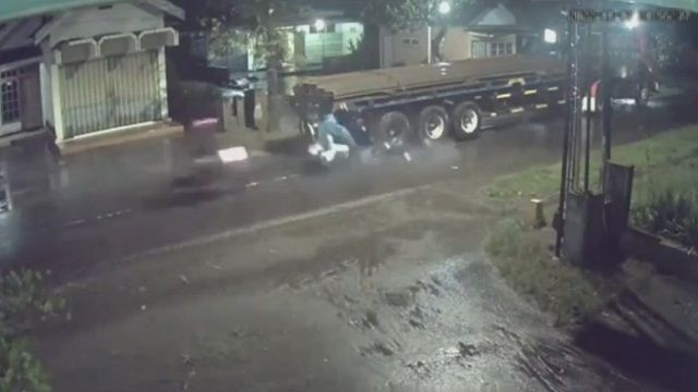 [動画0:20] 片側一車線をふさいで路駐する大型トレーラー、バイクがグシャッ！！！