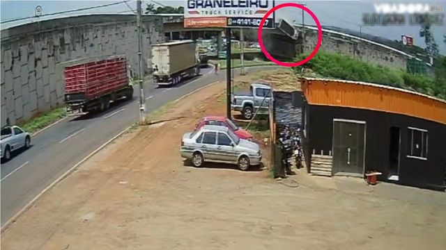 [動画0:37] トラック、防護柵を破壊して陸橋から転落