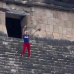 [動画2:42] メキシコ人大激怒！世界遺産に登った女は許さない！