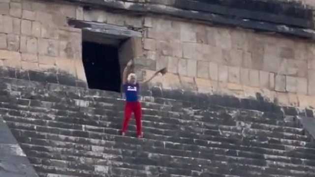 [動画2:42] メキシコ人大激怒！世界遺産に登った女は許さない！
