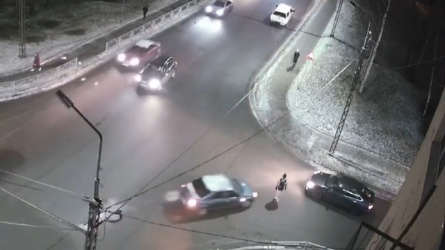 [動画0:25] 車に撥ねられた歩行者、ボンネットからボンネットに移動して無事っぽい