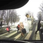 [動画0:19] トラック、横断歩道を渡る歩行者にまさかの攻撃