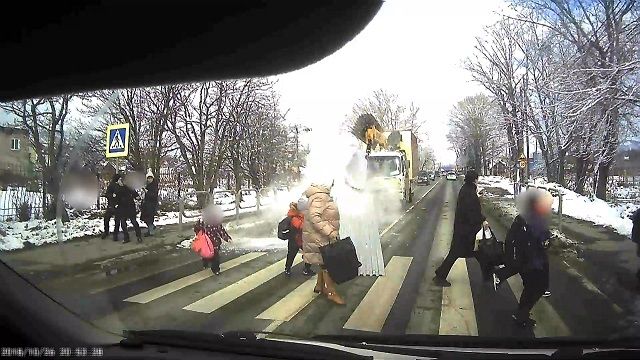 [動画0:19] トラック、横断歩道を渡る歩行者にまさかの攻撃