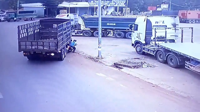 [動画0:48] バイクを巻き込んでしまったトラックドライバー、事故後の態度が予想外