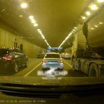 [動画1:02] トンネル内の渋滞車列にダンプトラックが突っ込む