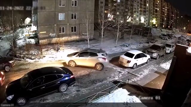 [動画0:29] 縦列駐車できなかった女性、逃げ出す