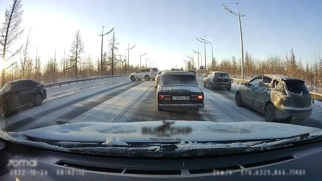 [動画0:27] 渋滞が嫌になったドライバー、引き返そうとした結果