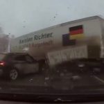 [動画0:53] こんなんビビるわぁ！突然、目の前にトラックが突っ込んでくる事故映像