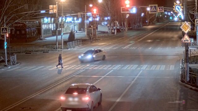 [動画0:36] 深夜に横断歩道を渡っていた女性、撥ねられる