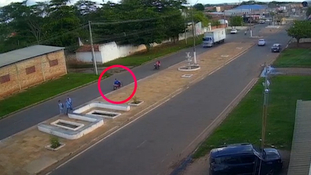 [動画0:19] バイクの女性、中央分離帯のある道路を逆走してしまう