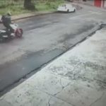 [動画1:24] 一時停止無視して交差点に突っ込むバイク、ライダーが飛んでいく結果に