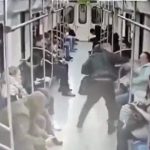 [動画0:58] ロシア、地下鉄内で電話をしただけでナイフで切られる