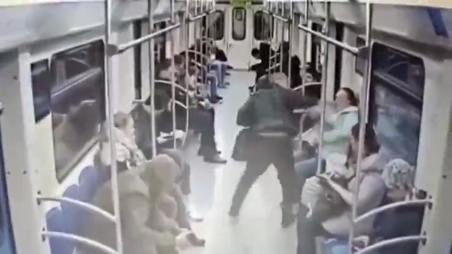 [動画0:58] ロシア、地下鉄内で電話をしただけでナイフで切られる