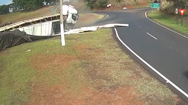 [動画3:07] 横転したトラックの横を通ったバイク、危うく轢かれるところだった