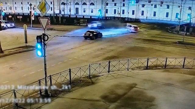 [動画0:28] タクシー泥棒の最期、交差点でクラッシュ