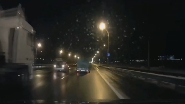[動画0:13] 高速道路上で停止していた車、タンクローリーに弾き飛ばされる