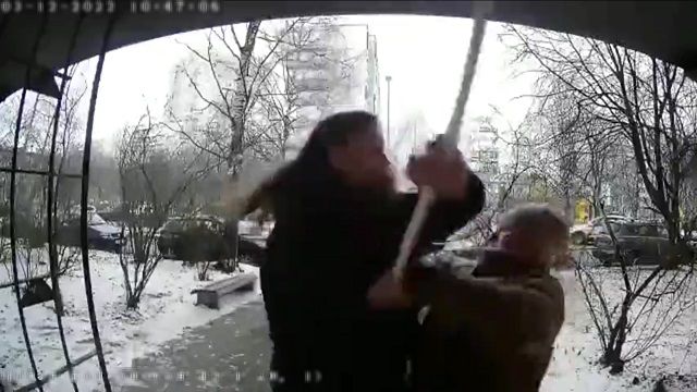 [動画0:34] ロシア人、とりあえず隣人には暴力に訴える