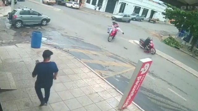 [動画0:38] 道路に投げ出されたライダーさん、頭を打って動かなくなる