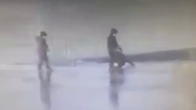 [動画0:56] 凍った川で遊ぶ少年、氷が割れて転落