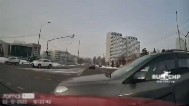 [動画0:30] 赤信号になっても強引に突破しようとする車、死角で気付かなかった結果