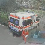 [動画1:10] 救急隊員もビックリ！救急車の下に高齢女性が倒れてる！
