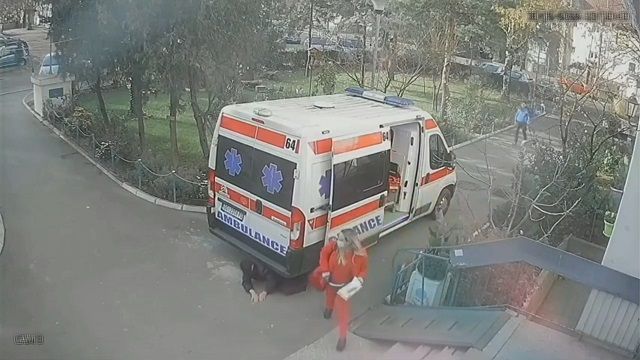 [動画1:10] 救急隊員もビックリ！救急車の下に高齢女性が倒れてる！