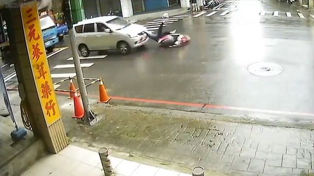 [動画0:20] 追突されて道路に投げ出された女性、助かったと思ったら・・・