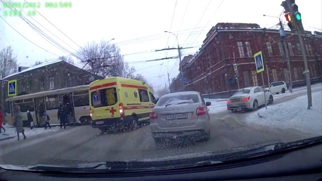 [動画0:51] 救急車、トラムに進路を譲ってもらえない