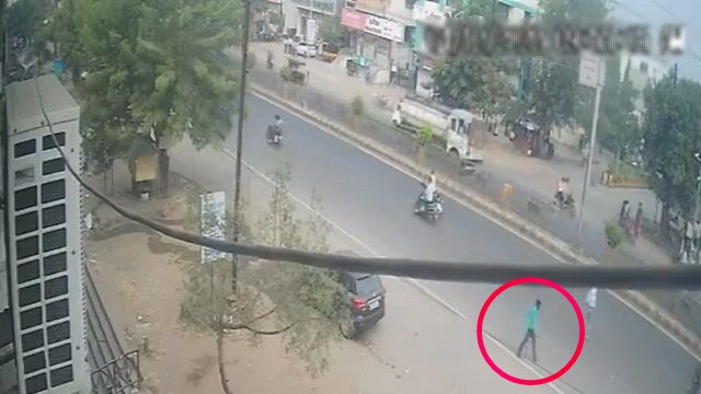 [動画1:53] インド人、撥ねられた男性を救護することなく放置