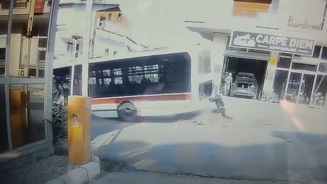 [動画0:34] 故障したバスが坂道を暴走、運転手がヤバいことに・・・！