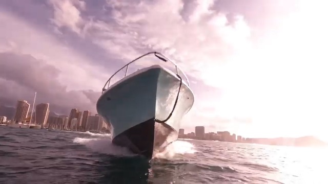 [動画0:23] ダイバー危機一髪！危うくボートと衝突