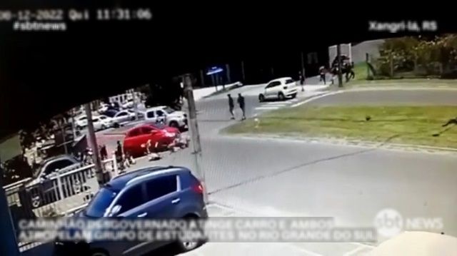 [動画1:02] 横断歩道を渡る生徒の集団にトラックが突っ込む