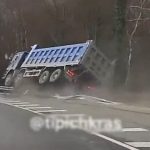 [動画0:15] カーブで曲がり遅れたトラック、砂煙を立てて横転