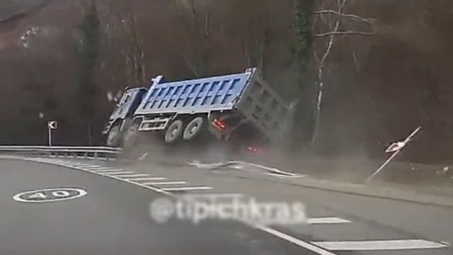 [動画0:15] カーブで曲がり遅れたトラック、砂煙を立てて横転