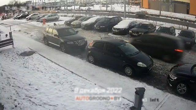[動画0:33] 駐車場のゲートに気付かずバーに衝突してしまう