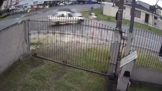 [動画0:08] 家族三人が車外に投げ出される激しい衝突事故映像