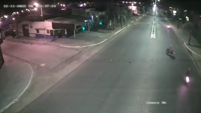 [動画0:35] 早朝からバイク事故、道路に投げ出され動かないライダー